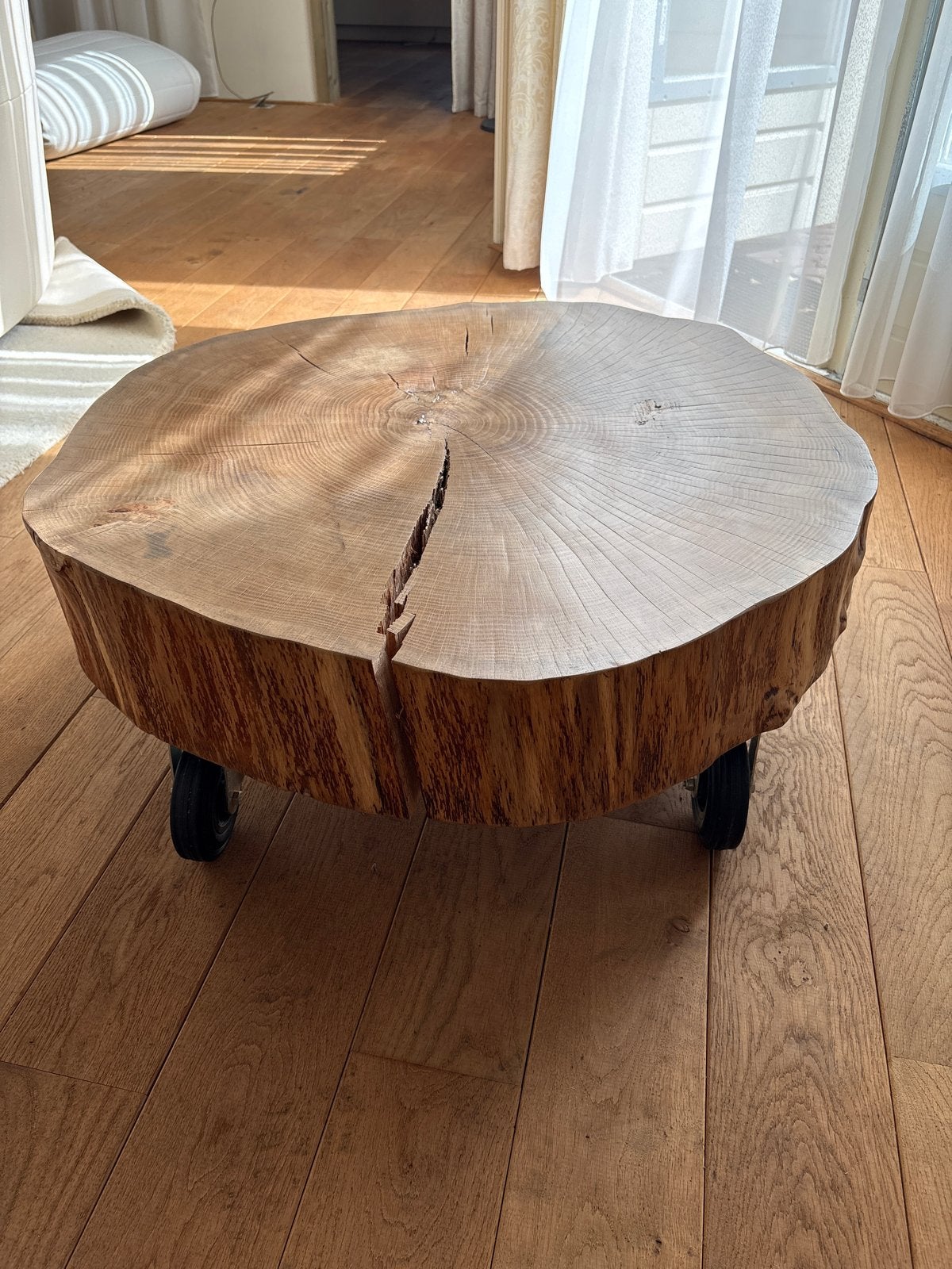 Unieke massieve boomstam tafel op wielen, Huis en Inrichting, Ophalen, Gebruikt, 50 tot 100 cm, 5 – 50