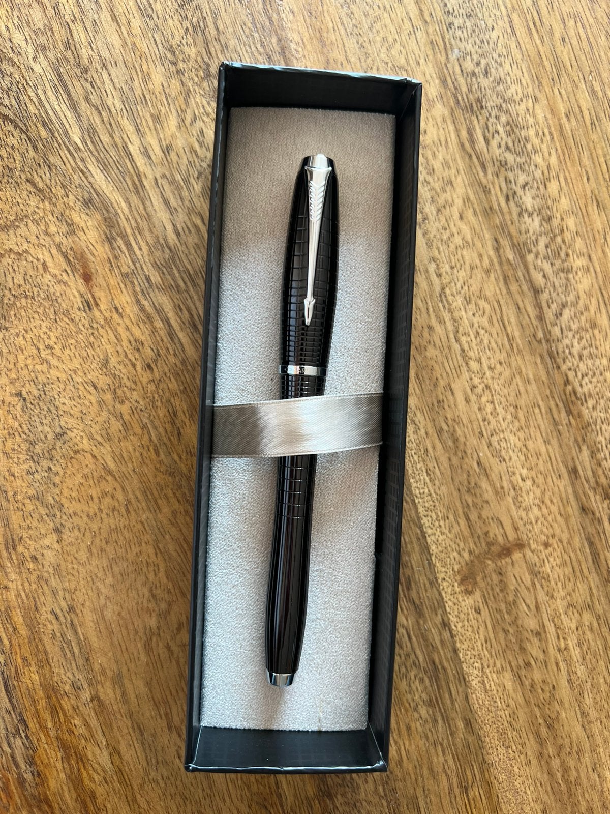 Nieuwe Parker IM Premium Zwarte Lak Chiselled CT Vulpen, Parker, Nieuw, Met doosje, Ophalen of Verzenden
