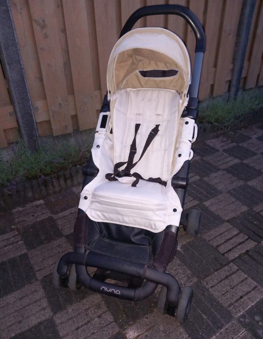 Mooie, stevige Nuna buggy in beige en zwart. Nieuw: >€250., Ophalen, Gebruikt, Verstelbare rugleuning