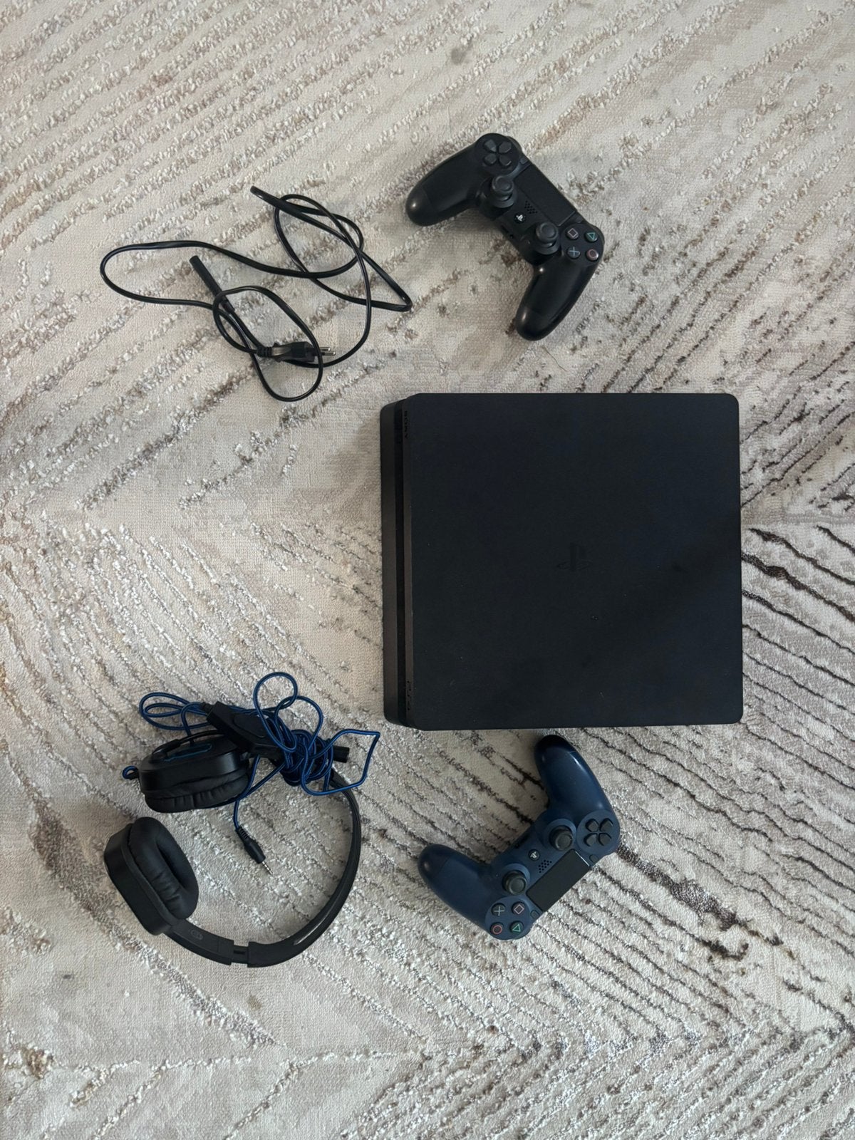 PlayStation 4 Slim + 2 controllers + headset | Werkt goed, 2 spelers, Ophalen, Zo goed als nieuw, Vanaf 7 jaar