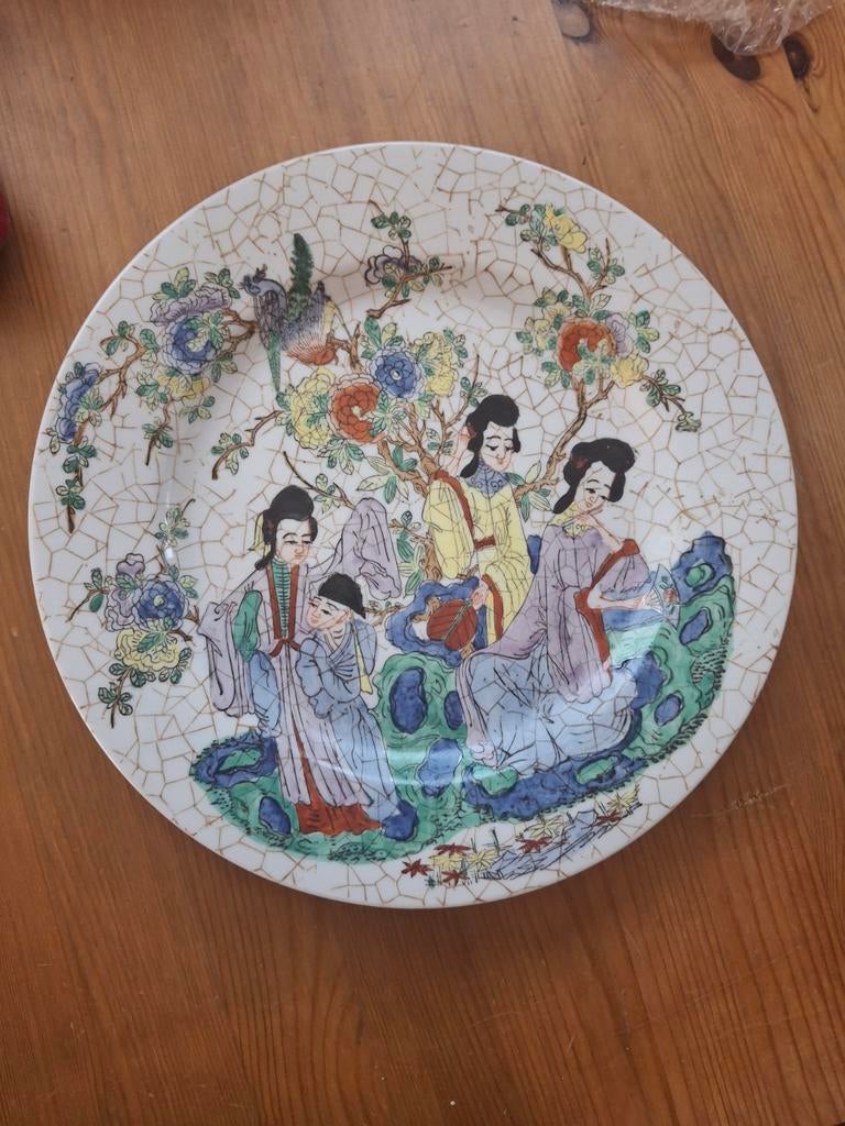 Chinees aardewerk bord handgeschilderd met figuren, Ophalen of Verzenden