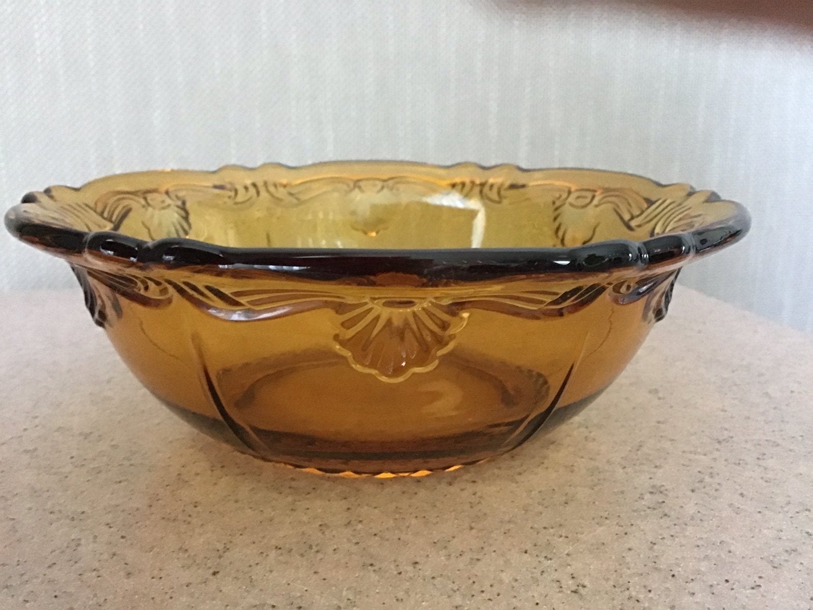 2 Vintage schaaltjes okergeel bewerkt, Ophalen of Verzenden, Zo goed als nieuw, Rond, Glas