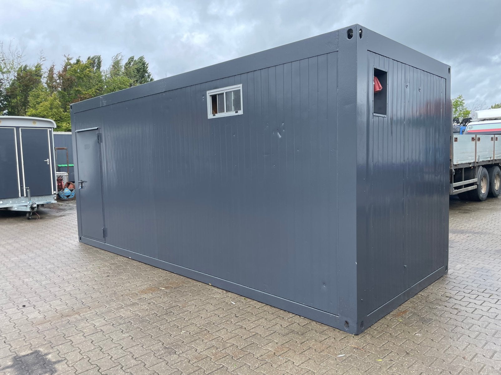 Nette sanitairunit toiletunit met toilet en douche