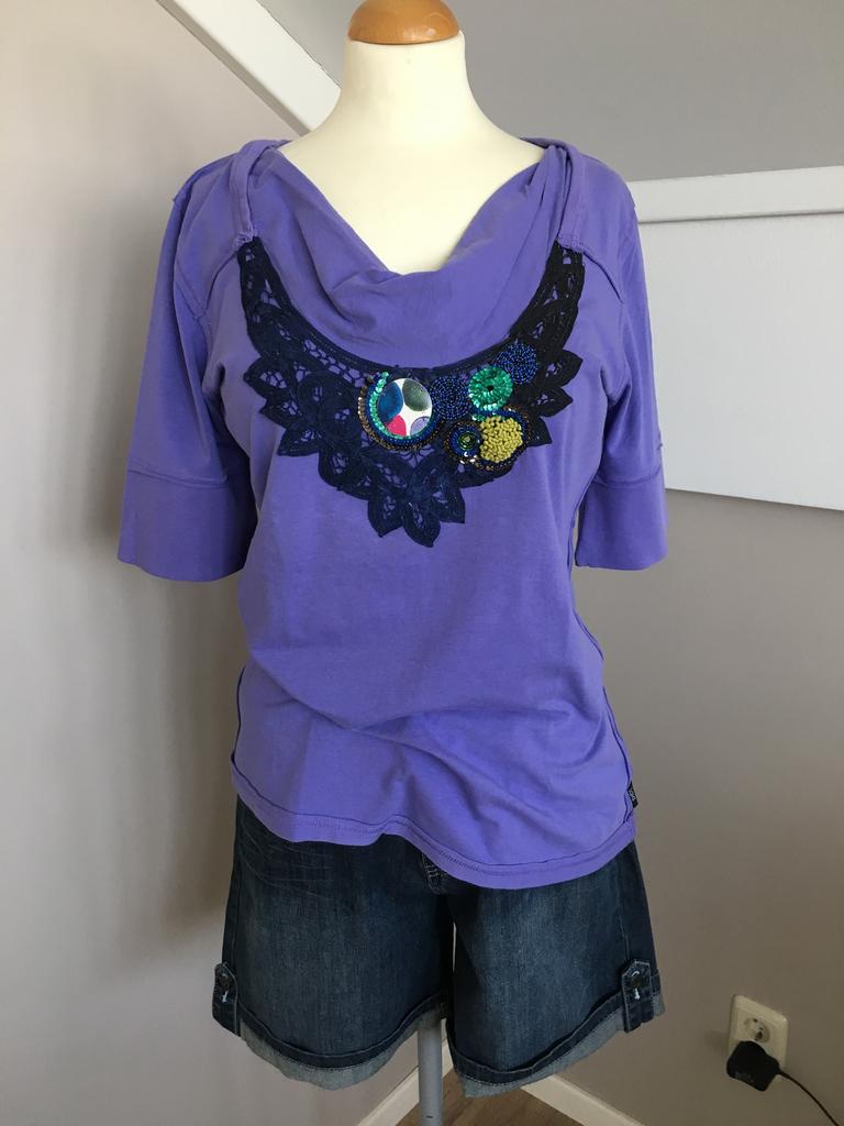 Didi shirt met leuke hals lijn (ketting) nieuw mt L, Kleding | Dames, Tops, Paars, Maat 42/44 (L), Nieuw, Ophalen of Verzenden