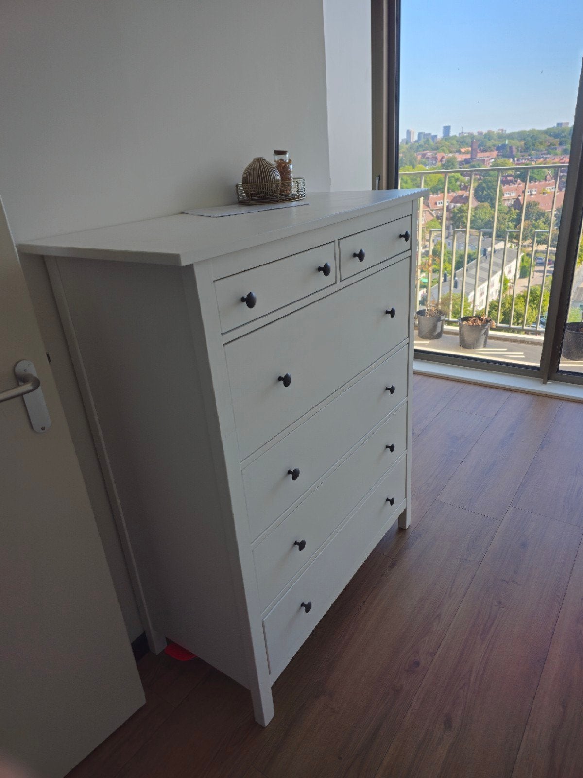 Witte commode met 6 lades en zwarte knoppen, Kinderen en Baby's, Kinderkamer | Commodes en Kasten, Ophalen, 50 tot 70 cm, 105 cm of meer
