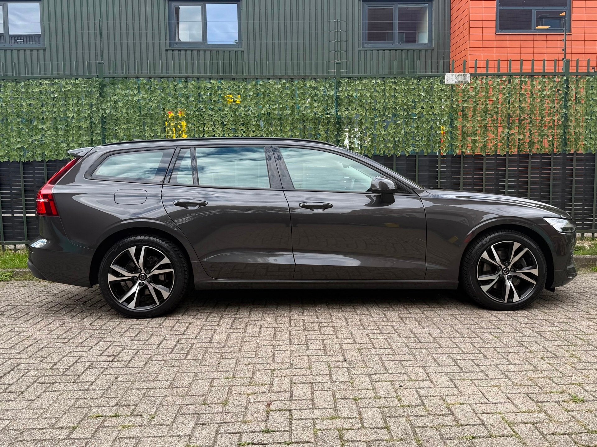 Foto 5 van Volvo V60 2.0 B3 Essential grijs 2022 1EIG|LED|NAVI|NAP
