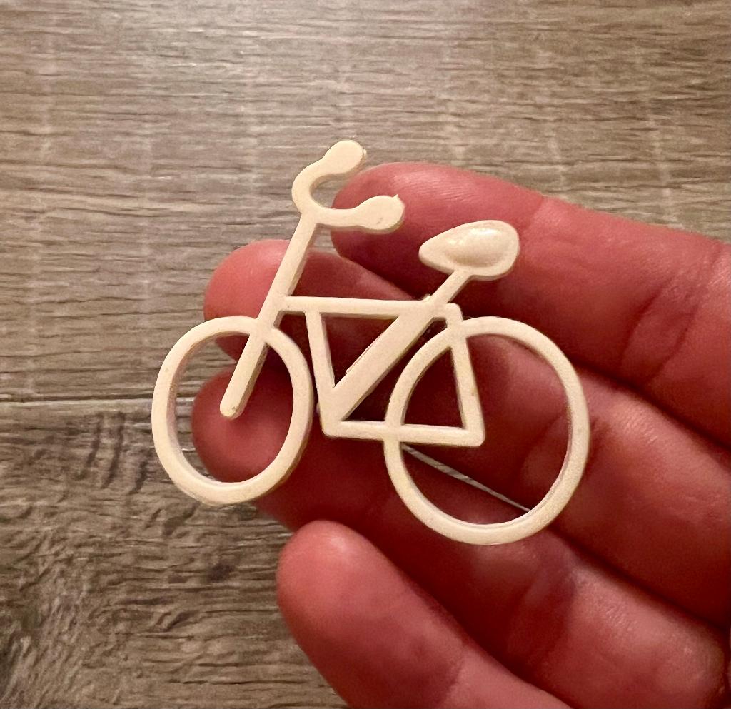 Vintage retro witte fiets broche speld Taiwan gemerkt, Overige materialen, 4 tot 7 cm, Wit, Ophalen of Verzenden