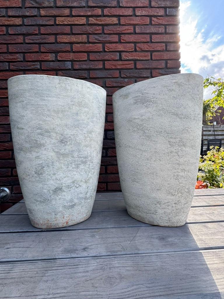 2 grote bloem/plantenpotten – grijs betonlook – 57 cm hoog, Tuin en Terras, Bloempotten, Zo goed als nieuw, Balkon, Overige vormen