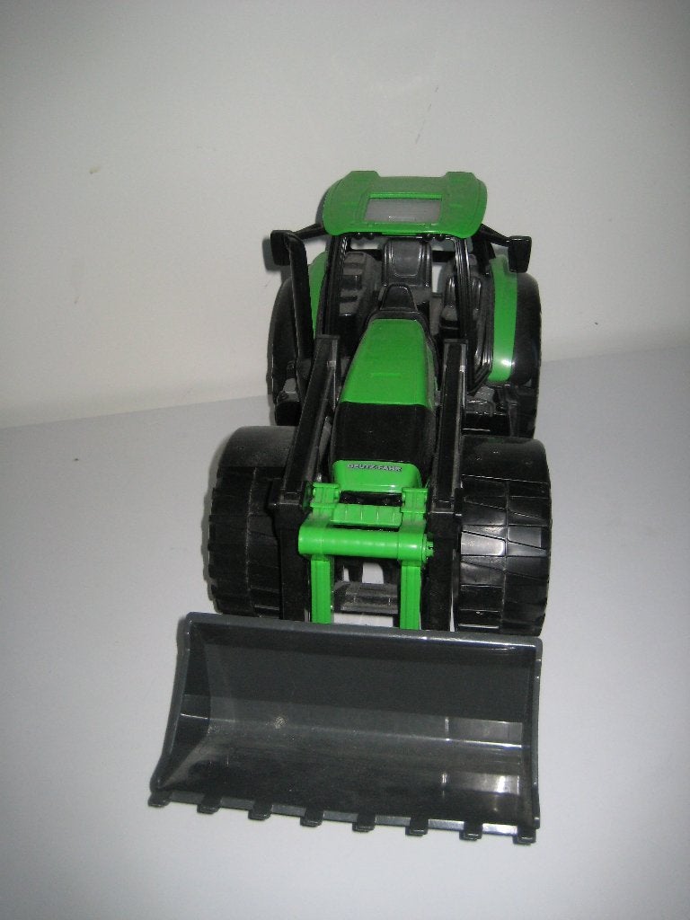 Groene kunststof traktor 20 cm hoog 42 cm lang ZGAN, Ophalen of Verzenden, Zo goed als nieuw