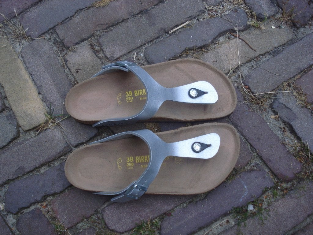 BIRKENSTOCK GIZEH ZILVER 39 NU GRATIS VERZENDING PER POST, Kleding | Dames, Schoenen, Slippers, Overige kleuren, Verzenden, Zo goed als nieuw