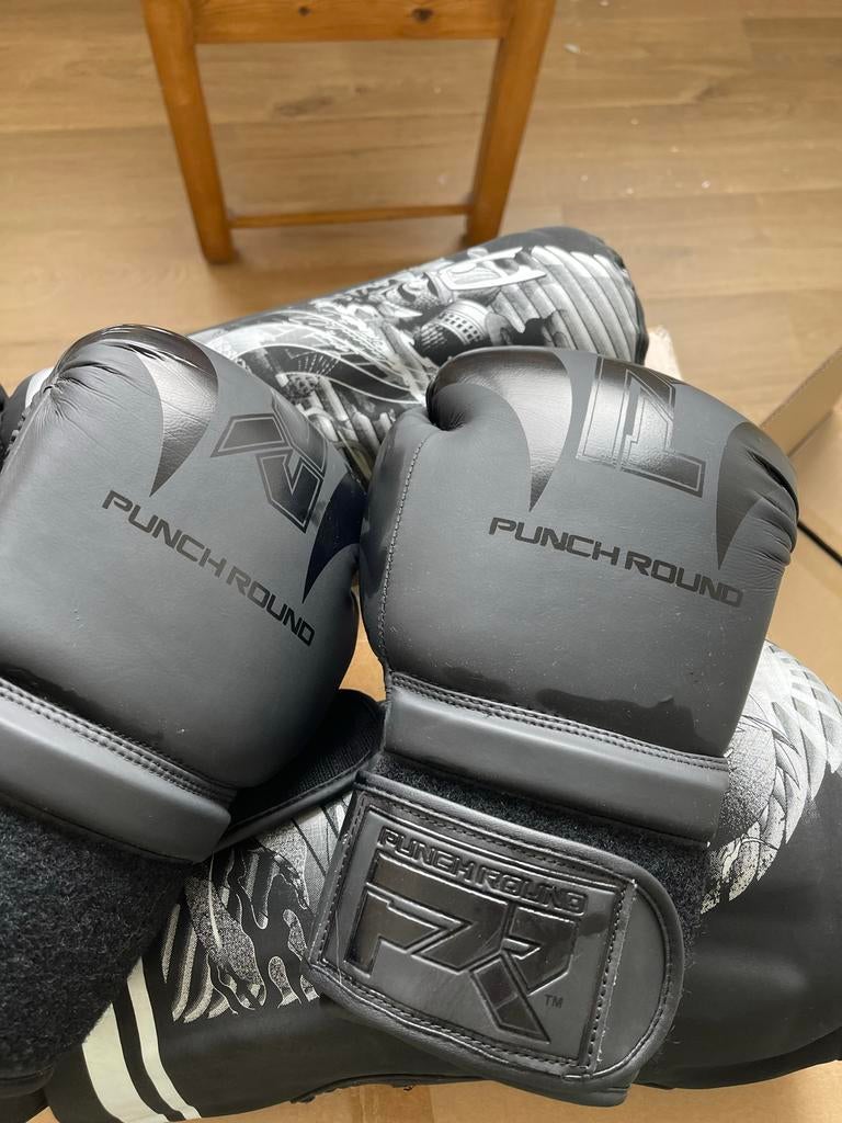 Kickboks uitrusting: handschoenen en scheenbeschermers, Ophalen, Gebruikt, Overige, Vechtsportbescherming
