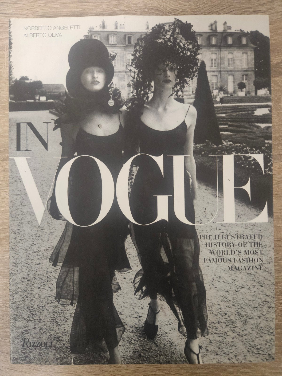 vogue boek, Ophalen of Verzenden, Zo goed als nieuw, Norberto Angeletti, Alberto Oliva