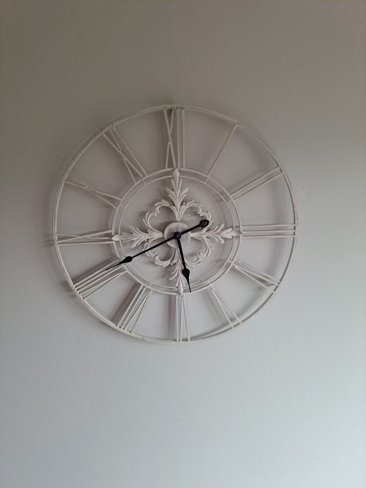 Witte wandklok met Romeinse cijfers, werkt nog perfect, Ophalen, Wit, Analoog, Wandklok