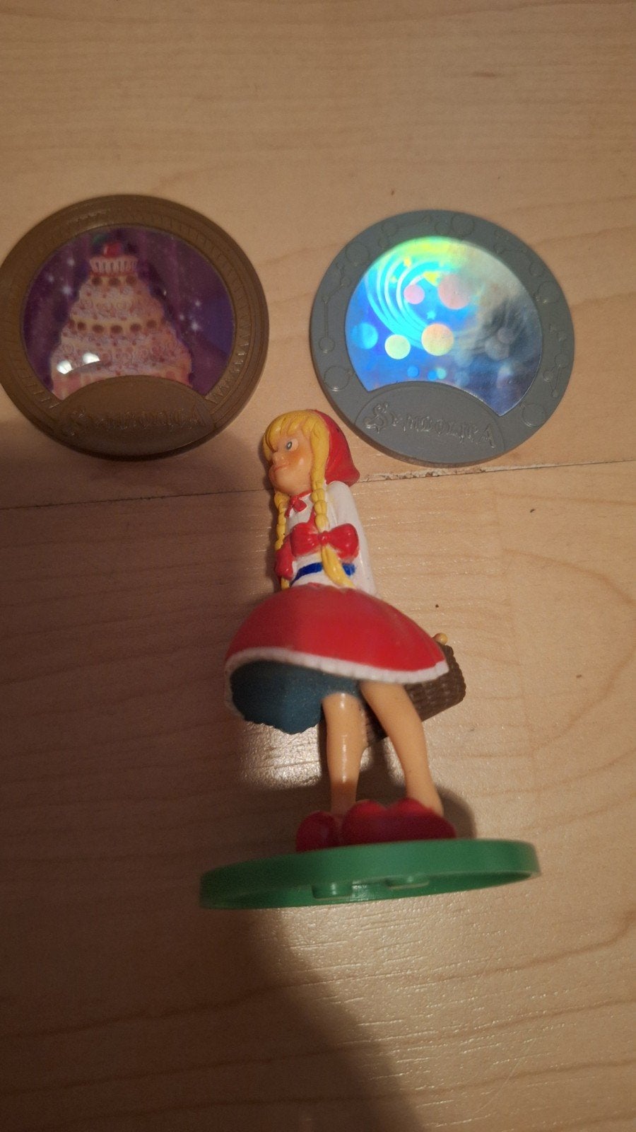 Efteling Roodkapje figuur met 2 munten, Verzamelen, Poppetjes en Figuurtjes, Ophalen
