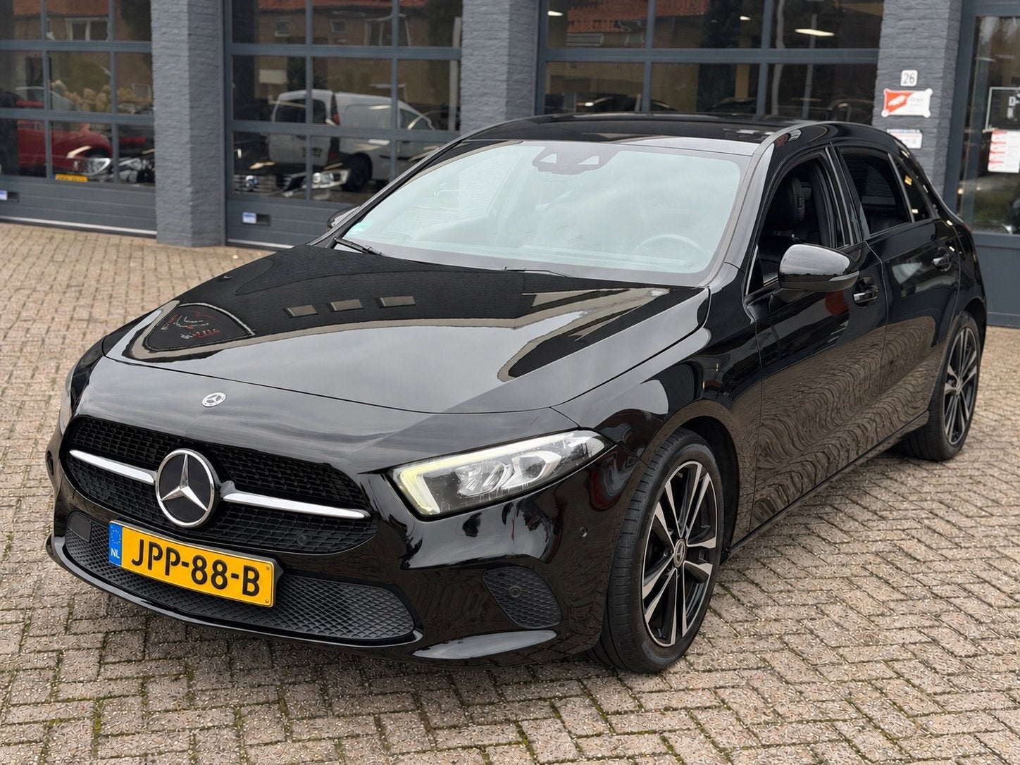 Mercedes-Benz A-klasse 180 AMG | Camera|AmbiLight|Nap|Stoelv, 136 pk, Gebruikt, 4 cilinders, Zwart