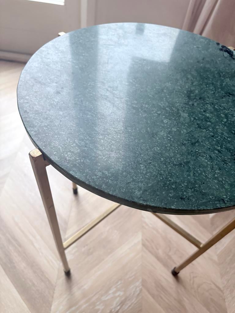 Bijzettafel groen natuursteen blad met messing onderstel, Overige materialen, Minder dan 55 cm, Gebruikt, Rond