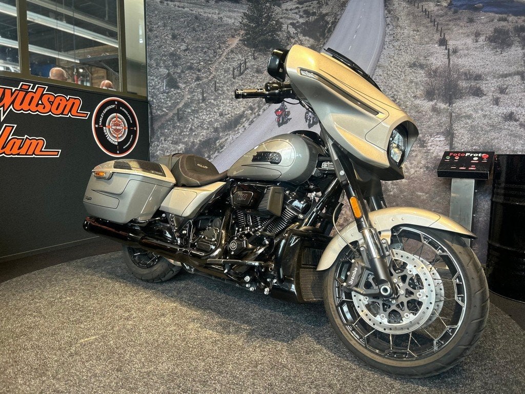 Harley-Davidson FLHXSE CVO STREET GLIDE (bj 2023), Laan van Vredenoord 33
2289 DA  RIJSWIJK, NL, Bedrijf, Overig, Sales@harleydavidsonrotterdam.nl