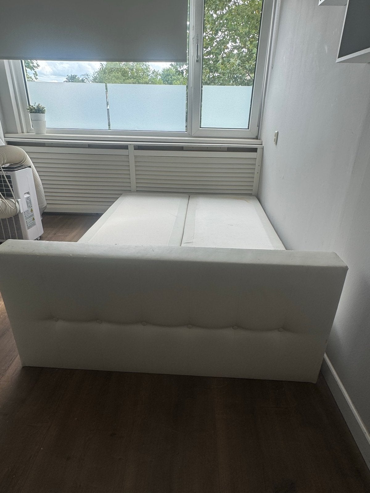 Gratis af te halen: boxspring met beschadigd hoofdbord, Huis en Inrichting, Slaapkamer | Bedden, Ophalen, Gebruikt, Wit, Tweepersoons