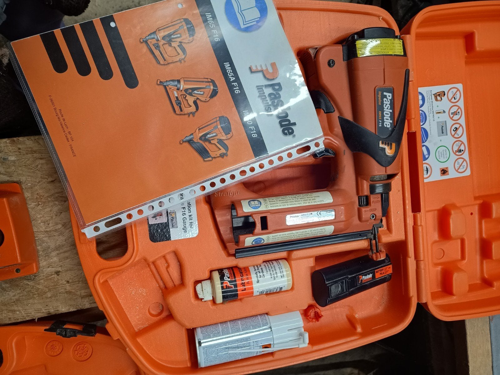 Paslode IM65 F16 tacker met toebehoren, Ophalen, Gebruikt, Tacker/nietmachine, Overige merken