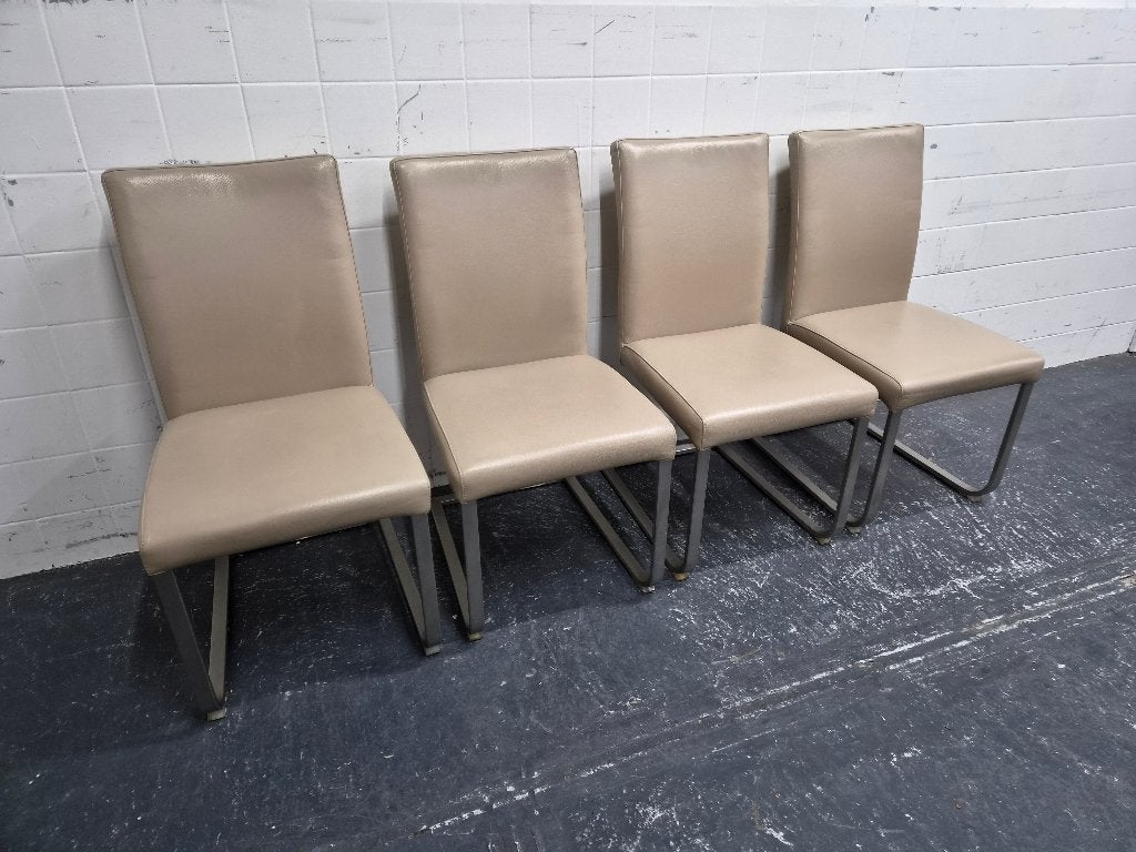 4 design eetkamerstoelen in beige leer met RVS sleevoet, Ophalen, Gebruikt, Overige kleuren, Onbekend