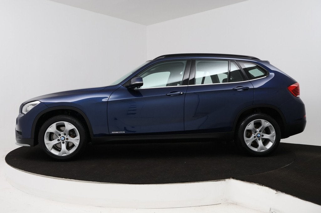 BMW X1 SDrive20i Executive (TREKHAAK, PARKEERSENSOREN, NAVIG, 4 cilinders, Blauw, 184 pk, SUV of Terreinwagen