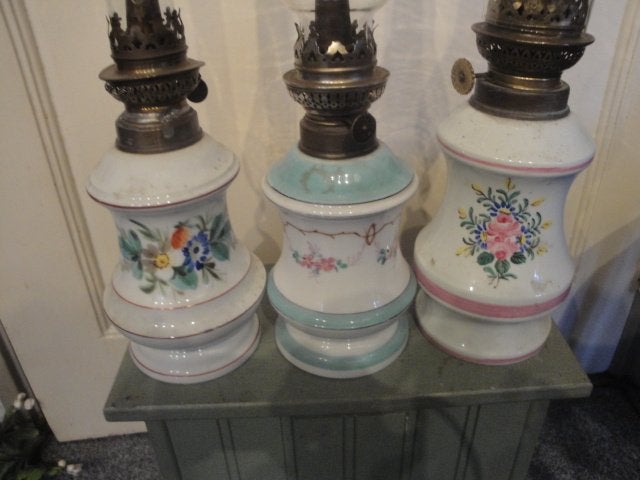 3 engelse olielampjes met porcelijnen voet, Antiek en Kunst, Antiek | Lampen, Ophalen of Verzenden