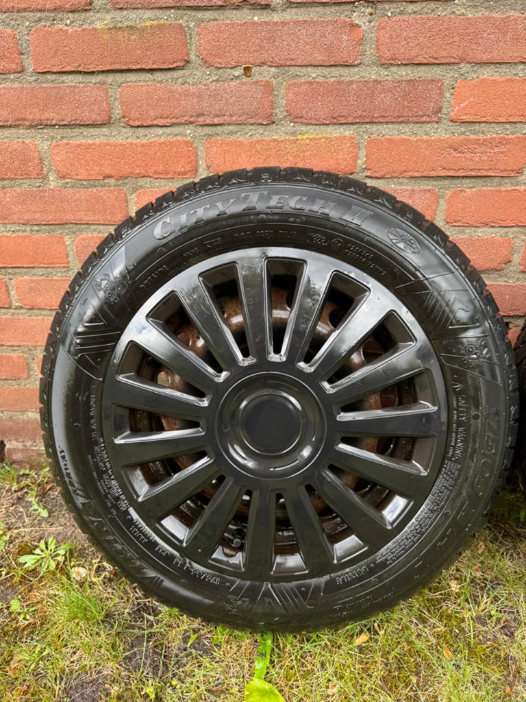 4 Zomerbanden + velgen Fiat 500 – incl. mooie wieldoppen, Auto diversen, Wieldoppen, Zo goed als nieuw, Ophalen of Verzenden