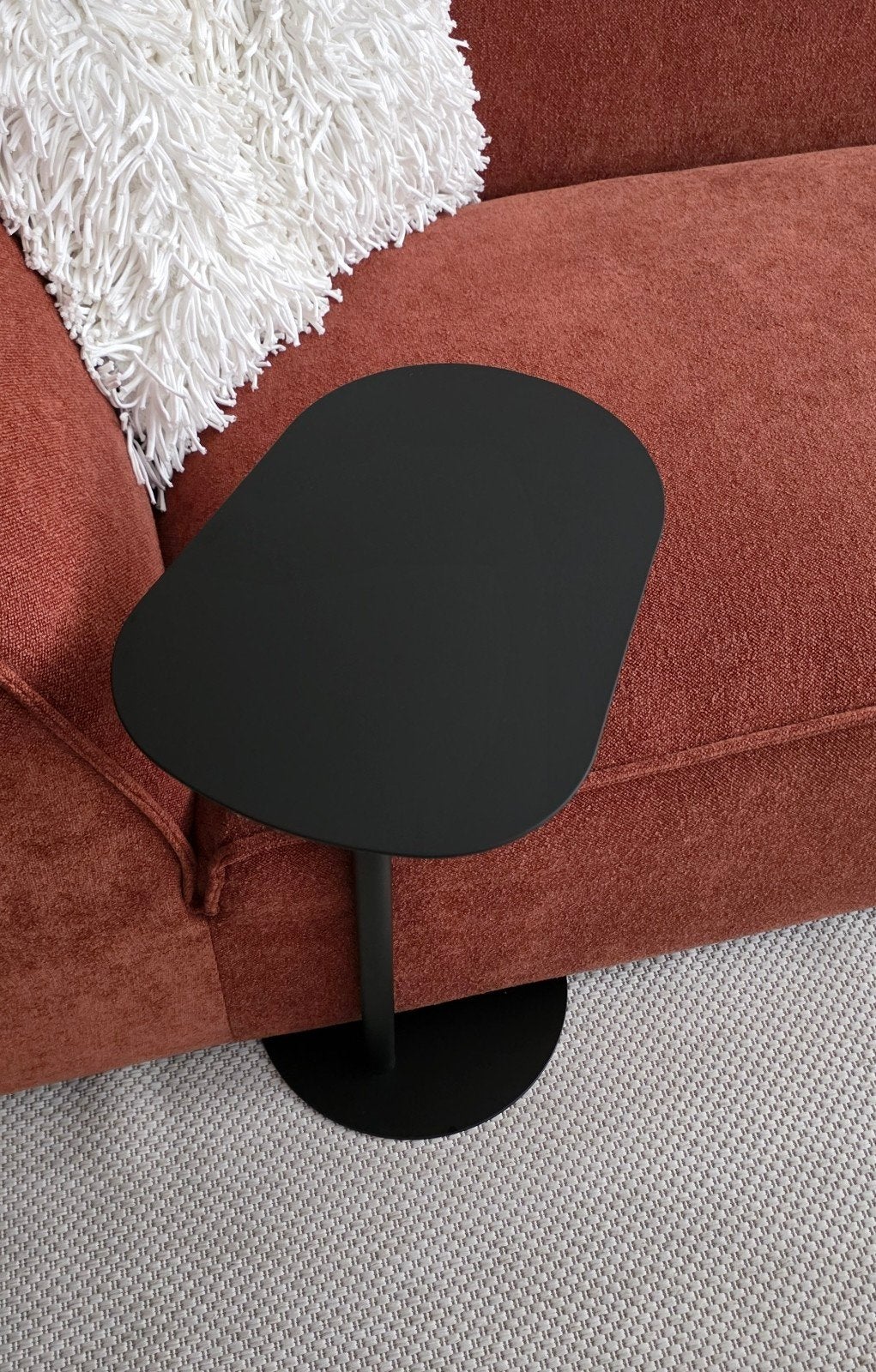 Gaaf zwart bijzettafeltje op 1 poot, Minder dan 55 cm, Metaal of Aluminium, Rond, Zo goed als nieuw