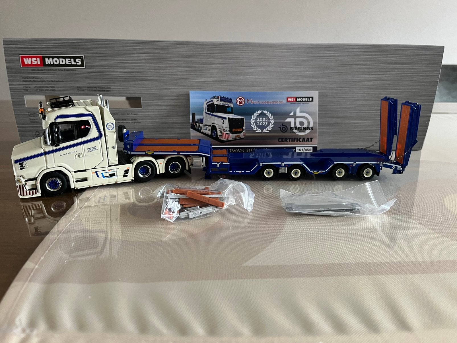 Scania Twan Bierings met Broshuis dieplader WSI Nieuw, Hobby en Vrije tijd, Modelauto's | 1:50, Ophalen of Verzenden, Nieuw, Bus of Vrachtwagen
