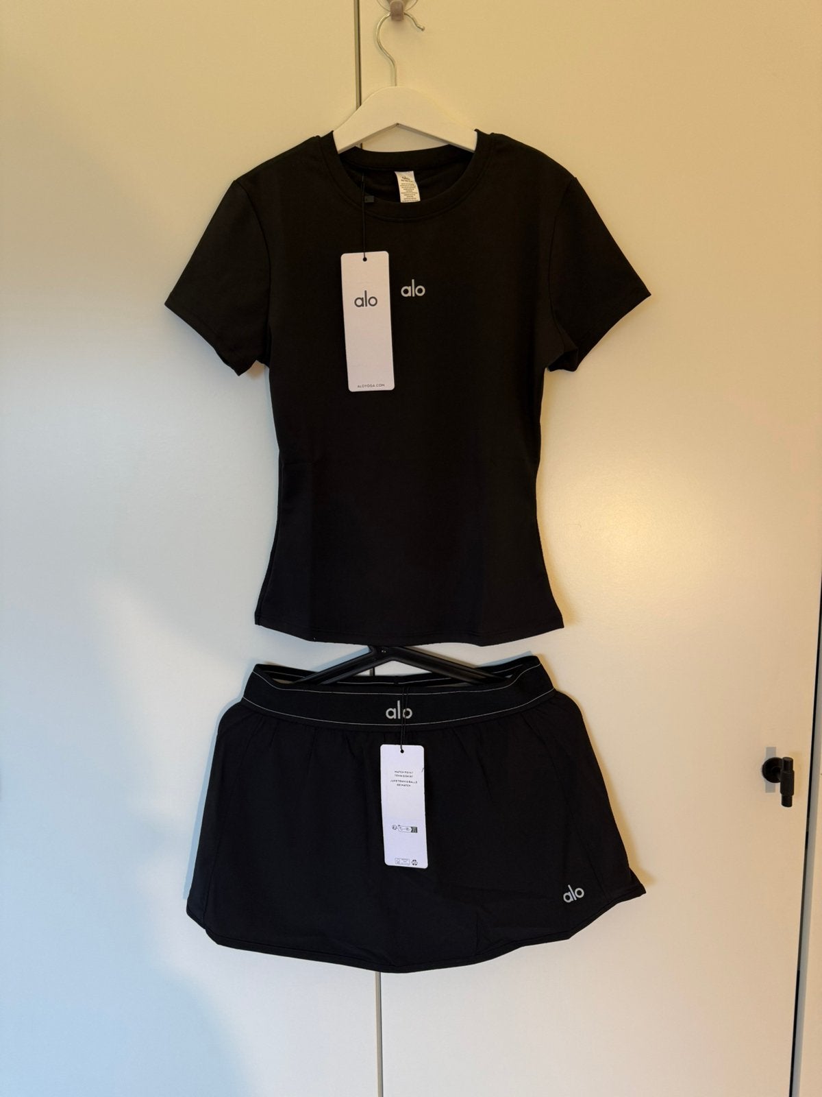 ALO Yoga Set zwart Shirt & Tennisrokje, Maat 38/40 (M), Zwart, Nieuw, Ophalen of Verzenden