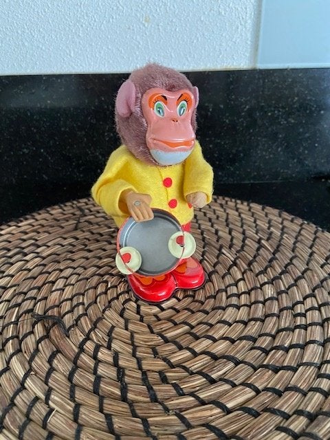 Monkey trangle windup tin toy with bells, Jaren '60, Ophalen of Verzenden