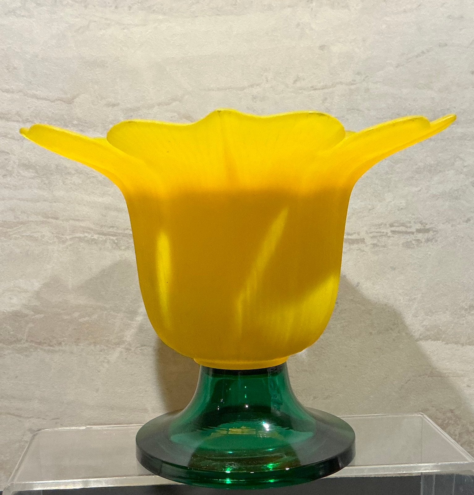 Vintage  Glas  Gele Tulp Bloem Vaas met Groene Voet., Verzenden