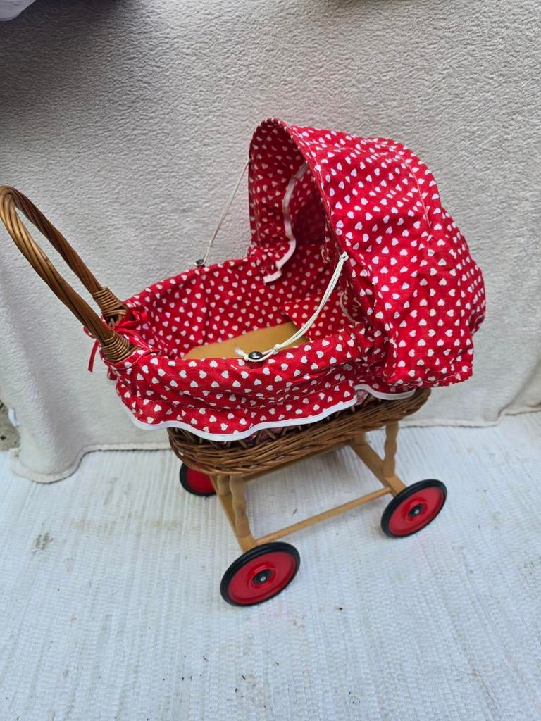 Vintage Poppenwagen - Rotan met Rode Stof, Ophalen of Verzenden, Gebruikt, Overige typen