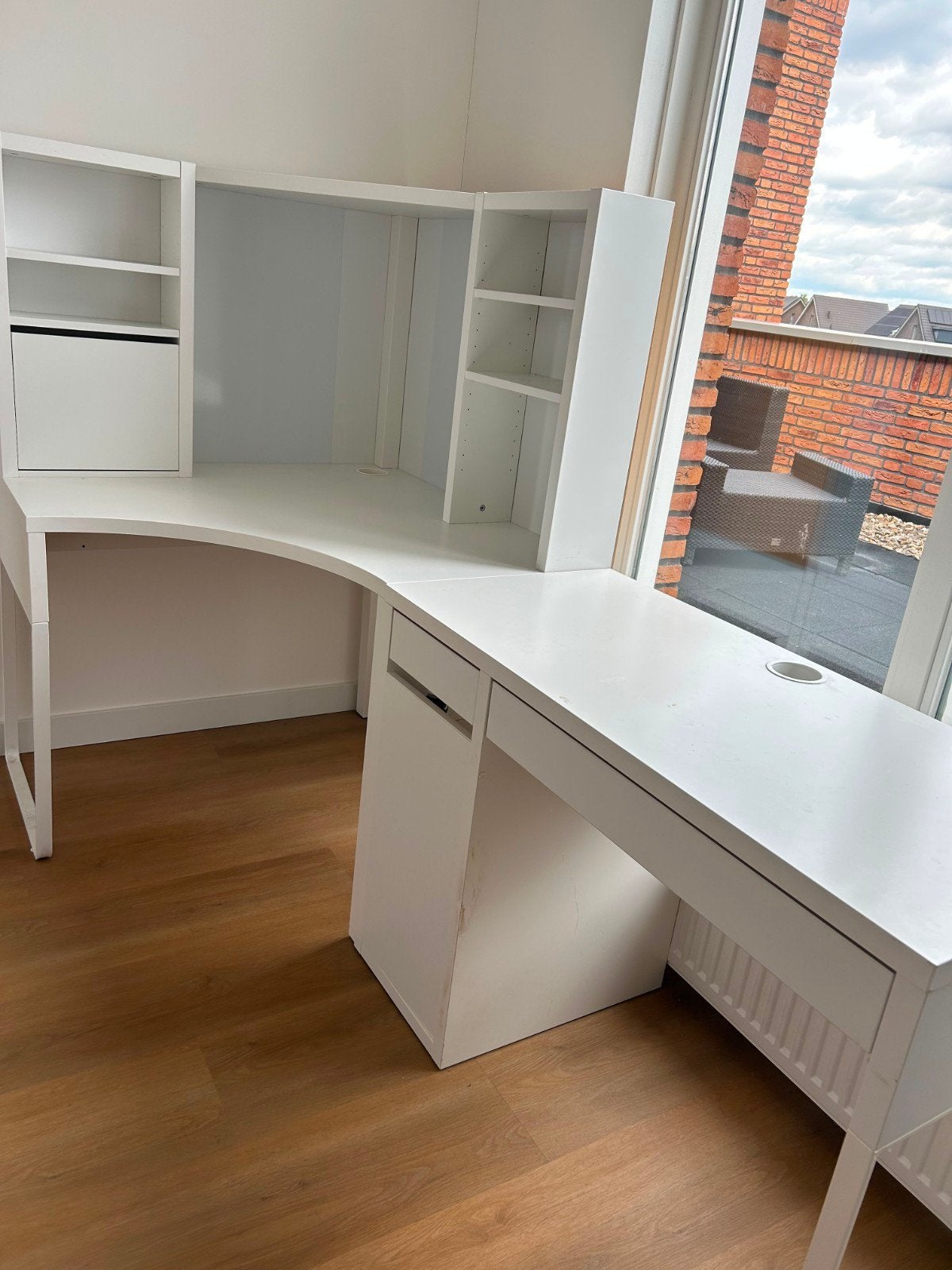 IKEA MICKE Bureau en Hoekbureau - Wit, Huis en Inrichting, Bureaus, Gebruikt, Spaanplaat of MDF, IKEA, Kabelgoot