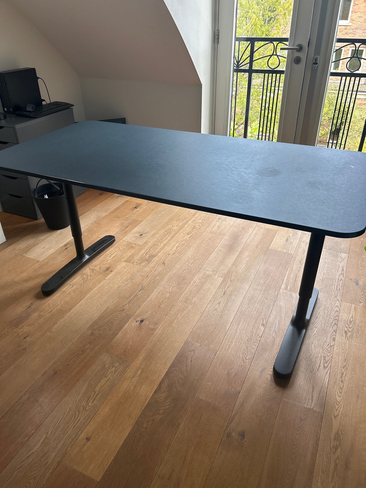 Blauw IKEA bureau met verstelbare poten en kabelnet, Ophalen, Gebruikt, In hoogte verstelbaar, IKEA