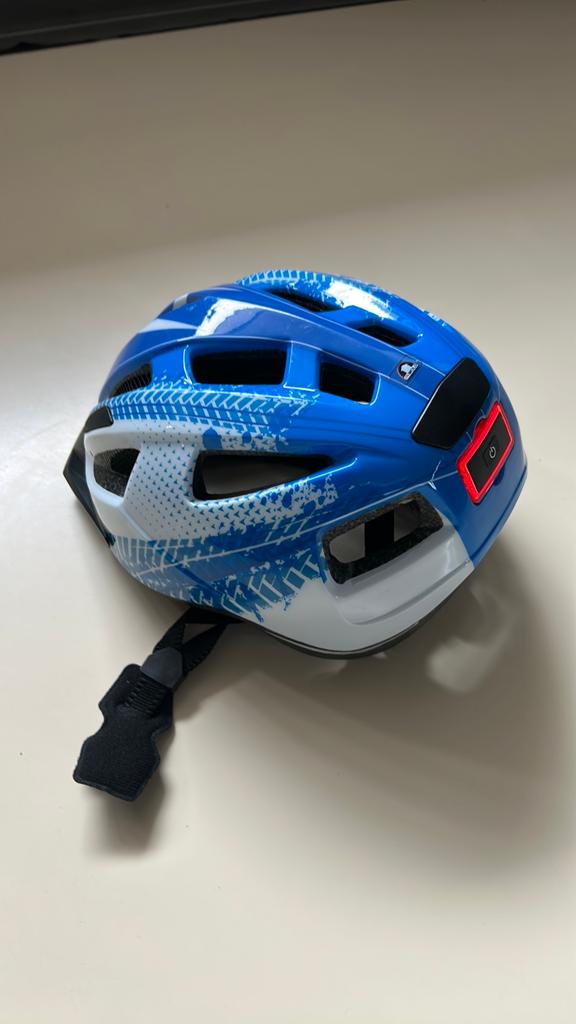Kinder helm met lamp van Decathlon, Fietsen en Brommers, Fietsaccessoires | Fietshelmen, Ophalen, Zo goed als nieuw, S, Jongen of Meisje