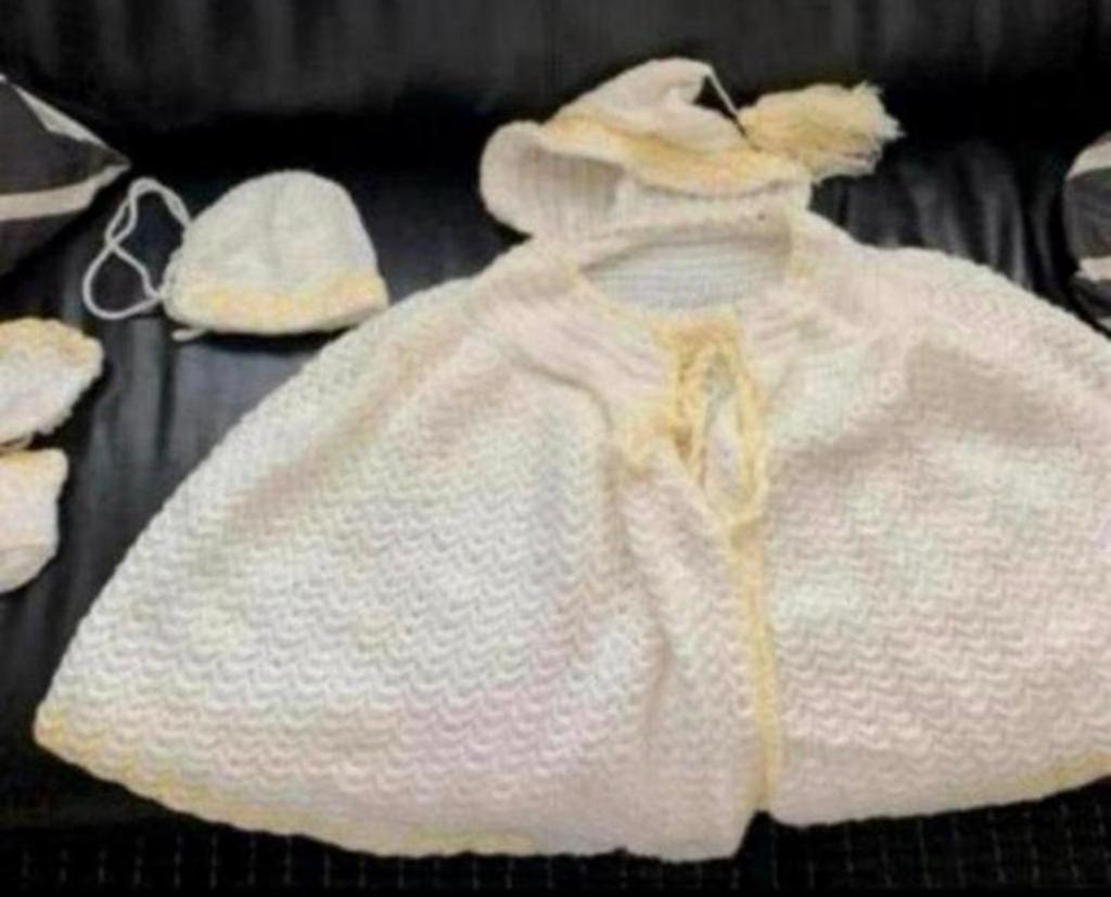 Vintage : Baby (Baby Pop ) Slofjes / Muts / Cape . Gebreid., Ophalen of Verzenden, Zo goed als nieuw
