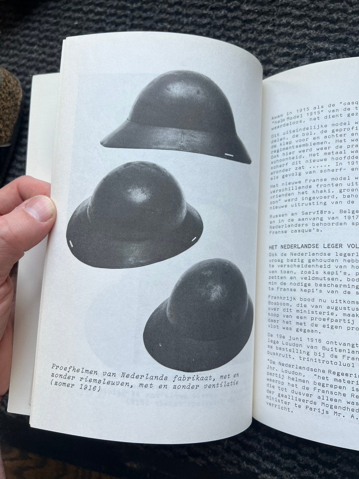 Nederlands naslagwerk oa nederlandse helmen m16 proef etc, Verzamelen, Militaria | Tweede Wereldoorlog, Verzenden, Nederland, Helm of Baret