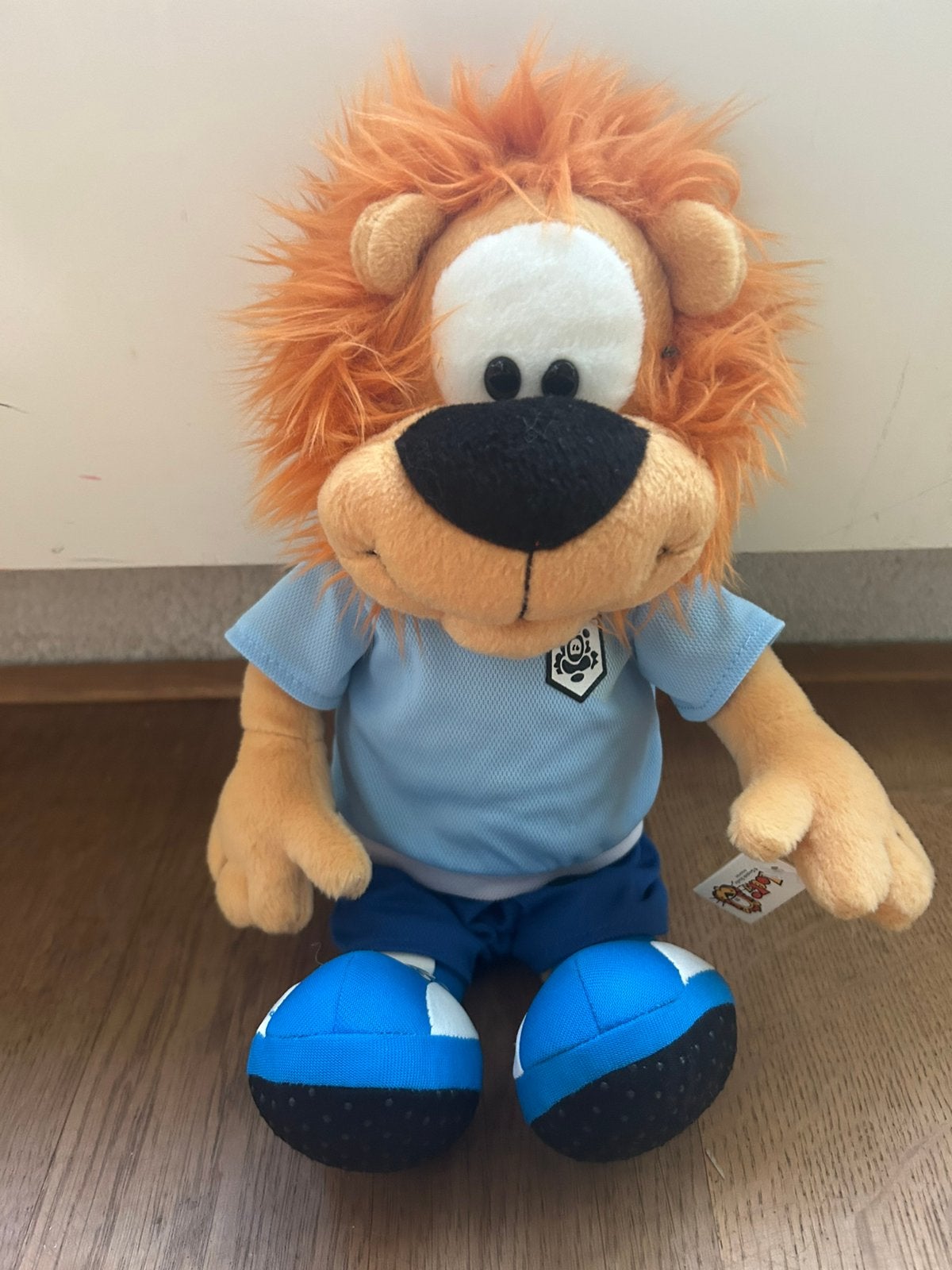 Nieuwe Loeki de Leeuw knuffel als voetballer- Geesink Studio, Overige karakters, Overige typen, Ophalen of Verzenden, Zo goed als nieuw