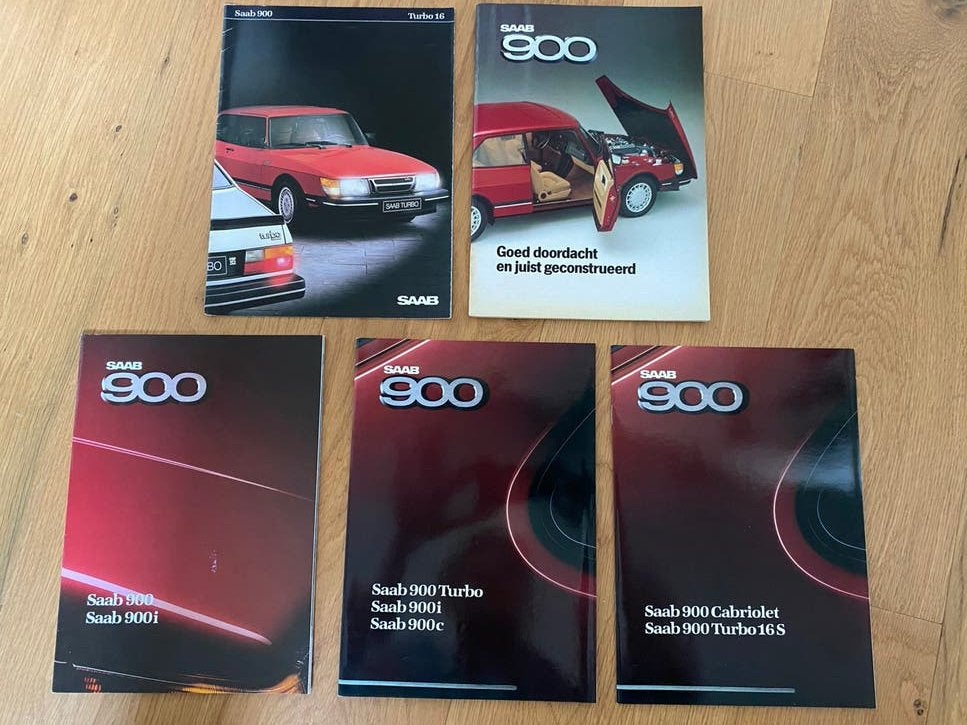 Verzameling Saab 900 folders (incl. Cabrio) 1983-1987 (NL), Boeken, Ophalen of Verzenden, Nieuw, Overige merken