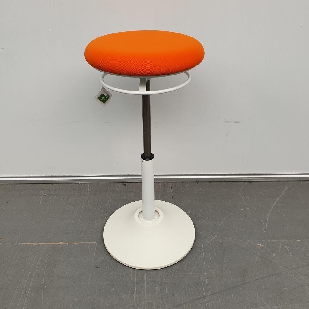 NIEUW Mango zit-sta kruk - oranje / wit, Huis en Inrichting, Barkrukken, Ophalen, Kunststof, 60 tot 90 cm, Nieuw