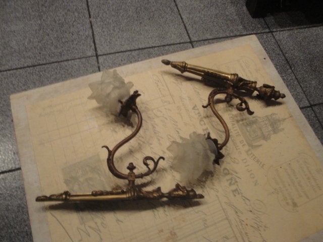 2 messing wandkandelaars  met glazen kapjes, Antiek en Kunst, Antiek | Lampen, Ophalen of Verzenden