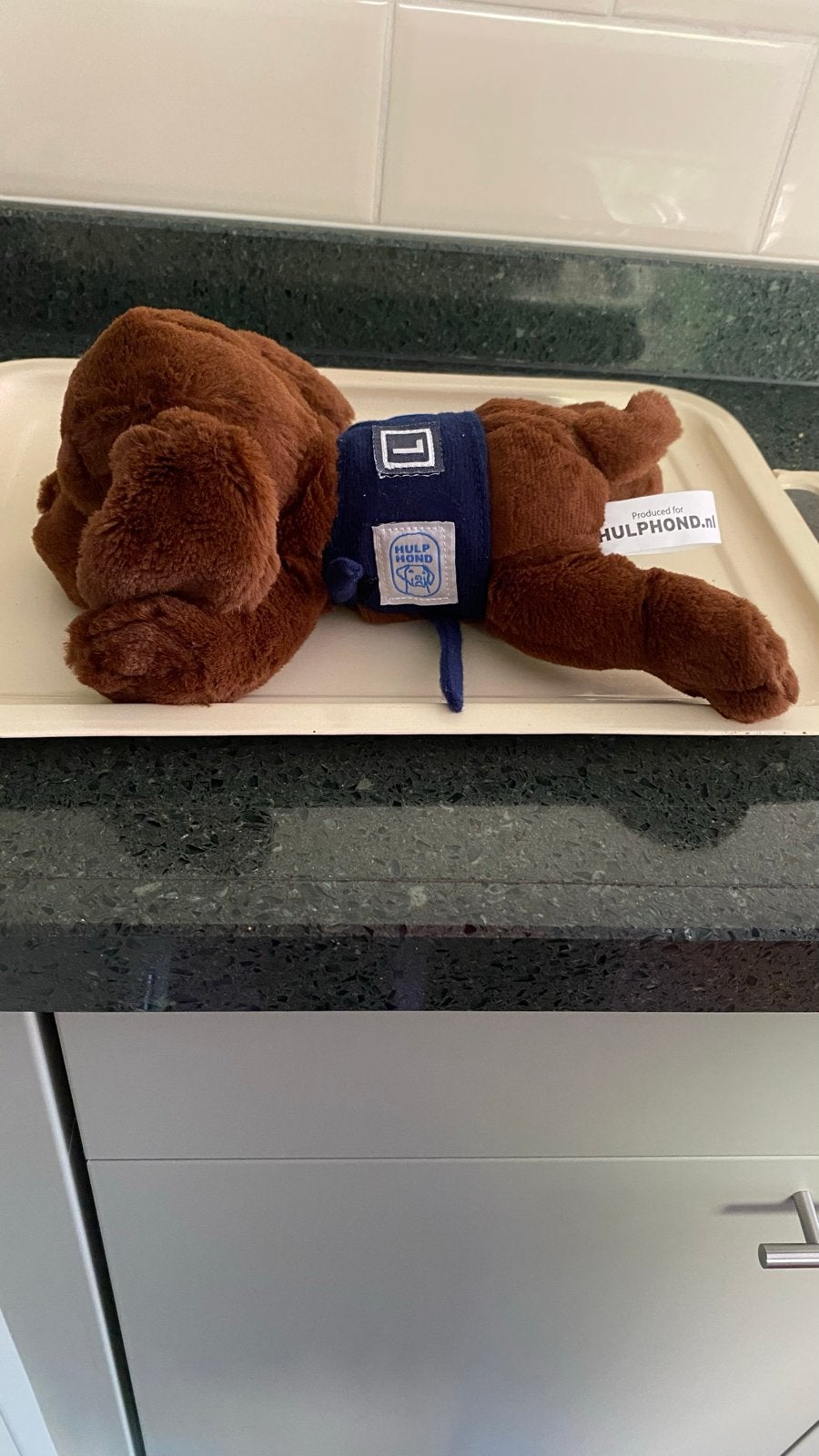 Hulphond knuffel bruin met blauw hesje - Zo goed als nieuw, Kinderen en Baby's, Speelgoed | Knuffels en Pluche, Ophalen, Overige merken