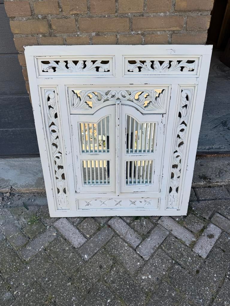 Decoratieve spiegel met luiken - Wit houtsnijwerk, Huis en Inrichting, Woonaccessoires | Spiegels, Ophalen, Gebruikt, Rechthoekig