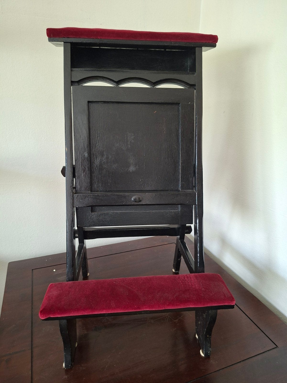 Antieke bidstoel met rood fluweel, Ophalen
