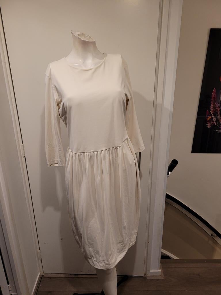 Mooie creme kleurige Elise Gug travelstof jurk maat 40, Maat 38/40 (M), Ophalen of Verzenden, Zo goed als nieuw, Knielengte