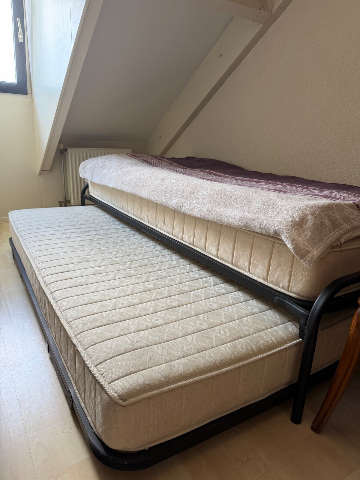 Uitschuifbaar bed met twee matrassen, Ophalen, 90 cm, Eenpersoons, Zwart