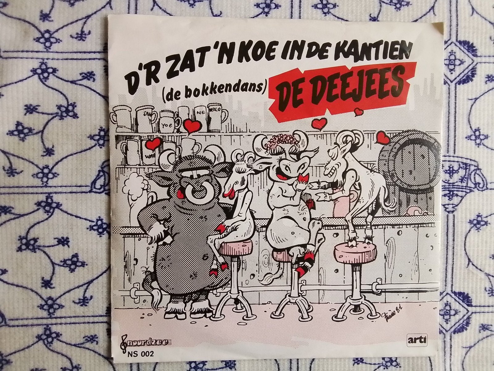 De deejees           D'r zat 'n koe in de kantine, Ophalen of Verzenden, Zo goed als nieuw, 7 inch, Nederlandstalig