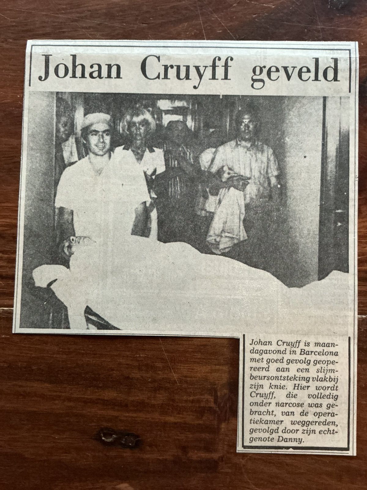 Voetbal krantenartikel Johan Cruijff geveld juni 1976, Ophalen of Verzenden, 1960 tot 1980, Knipsel(s)