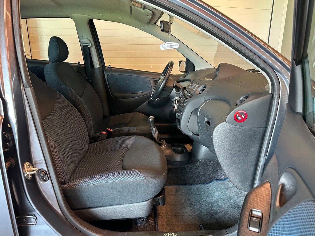 Toyota Yaris 1.3 VVT-i 5-DEURS S-LINE-uitv|AIRCO|STUURBEKRAC, Auto's, Toyota, Stof, Gebruikt, 4 cilinders, Origineel Nederlands